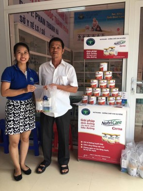 NUTRICARE tổ chức khám, tư vấn, tặng quà cho các gia đình chính sách ở Lạng Sơn.