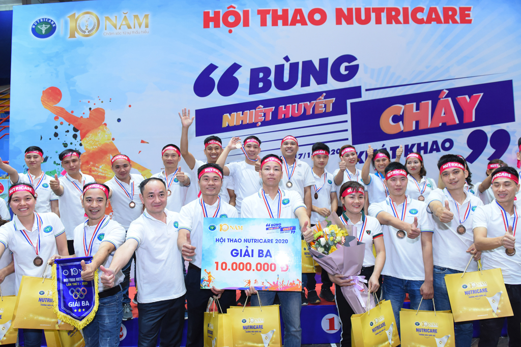Giải Ba thuộc về đội Care 100 Gold