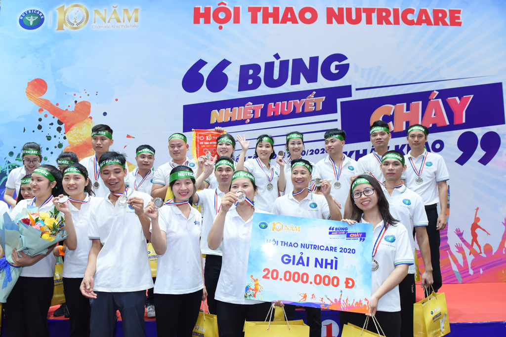 Đội Care 100 đã rinh ngay giải Nhì