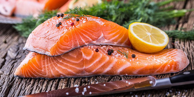 Cá hồi chứa protein và omega 3 tốt cho xương.