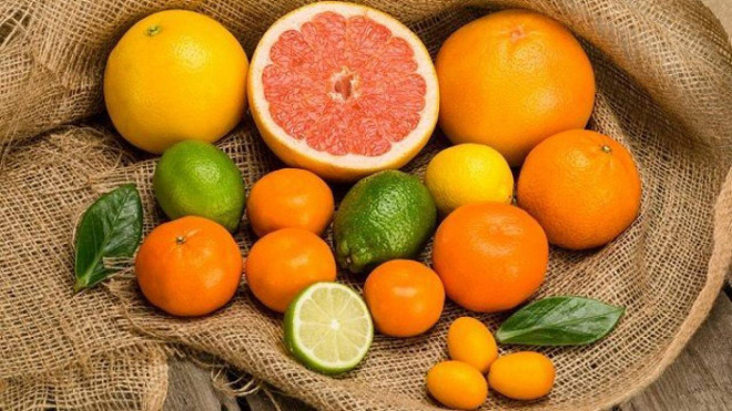 Bổ sung vitamin C từ cam , quýt
