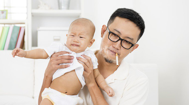 không để trẻ tiếp xúc với khói thuốc