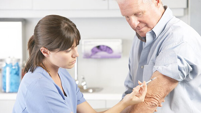 Tiêm phòng vaccine cho người lớn tuổi