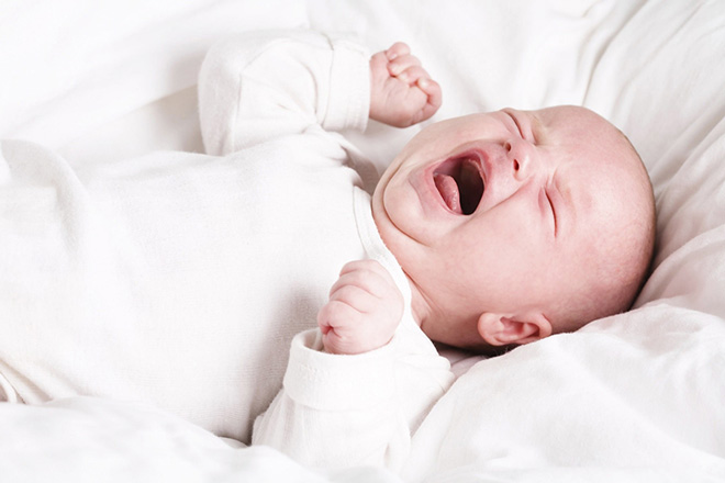 Ngủ không đủ giấc khiến trẻ quấy khóc, hay cáu