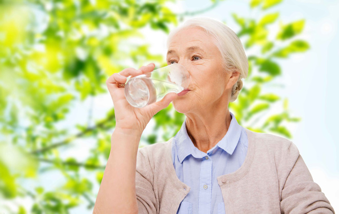 Uống đủ nước giúp tăng cường sức khỏe cho người cao tuổi