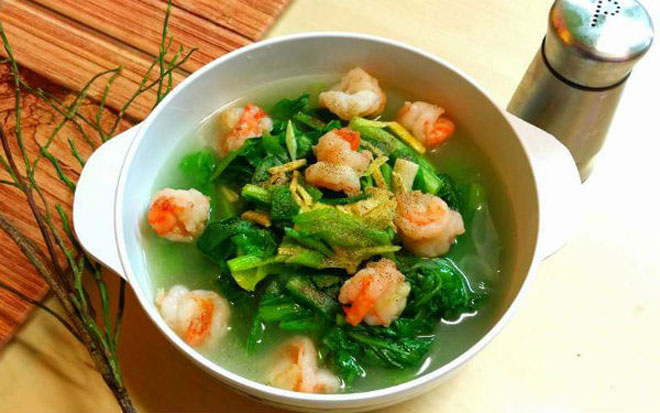 Canh cải bó xôi nấu tôm chứa nhiều canxi