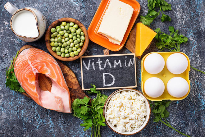 Vitamin D giúp cơ thể hấp thụ canxi vào xương và máu.