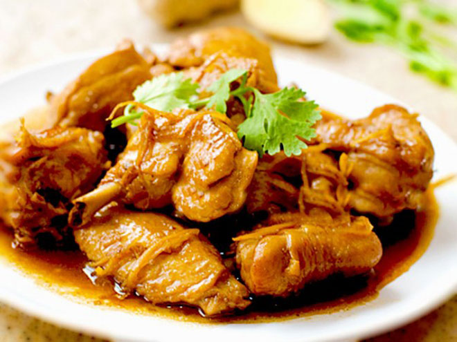 Gà kho gừng món ăn cho người bị loãng xương.