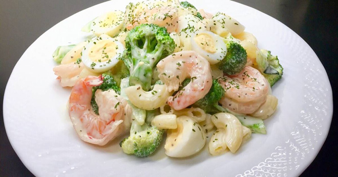 Salad bông cải xanh trộn tôm giúp tăng cường miễn dịch.