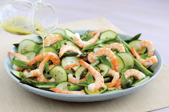 Salad tôm và măng tây cung cấp canxi và vitamin K