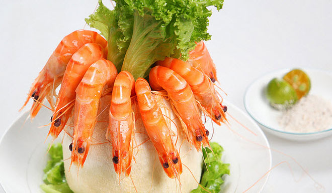 Tôm hấp nước dừa có chứa nhiều selen