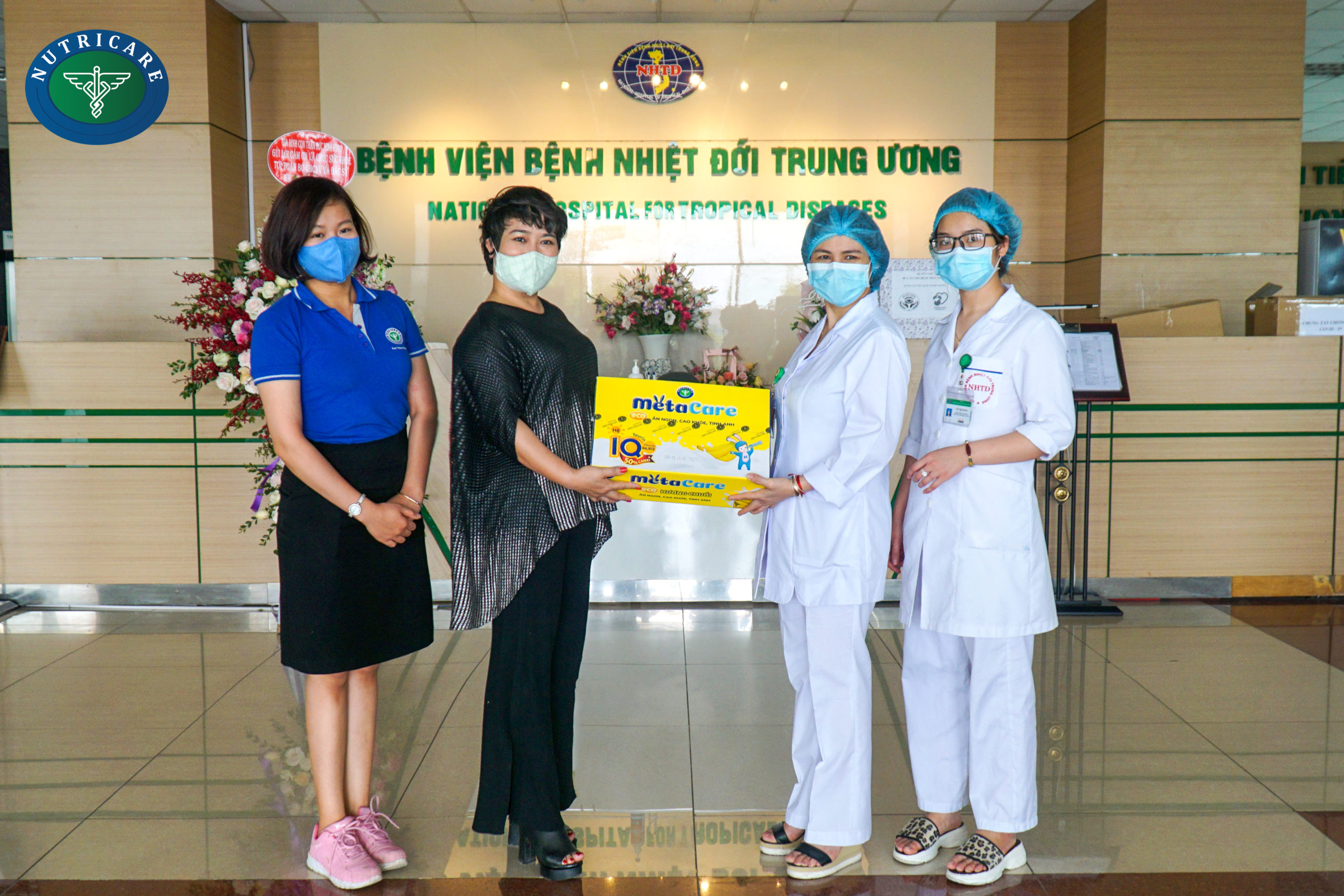 Nutricare tài trợ 100 thùng sữa cùng y bác sĩ viện Nhiệt đới Trung Ương chống dịch