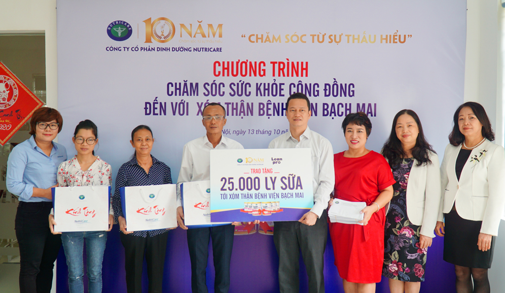 Nutricare trao tặng 25.000 ly sữa cho xóm thận Bạch Mai