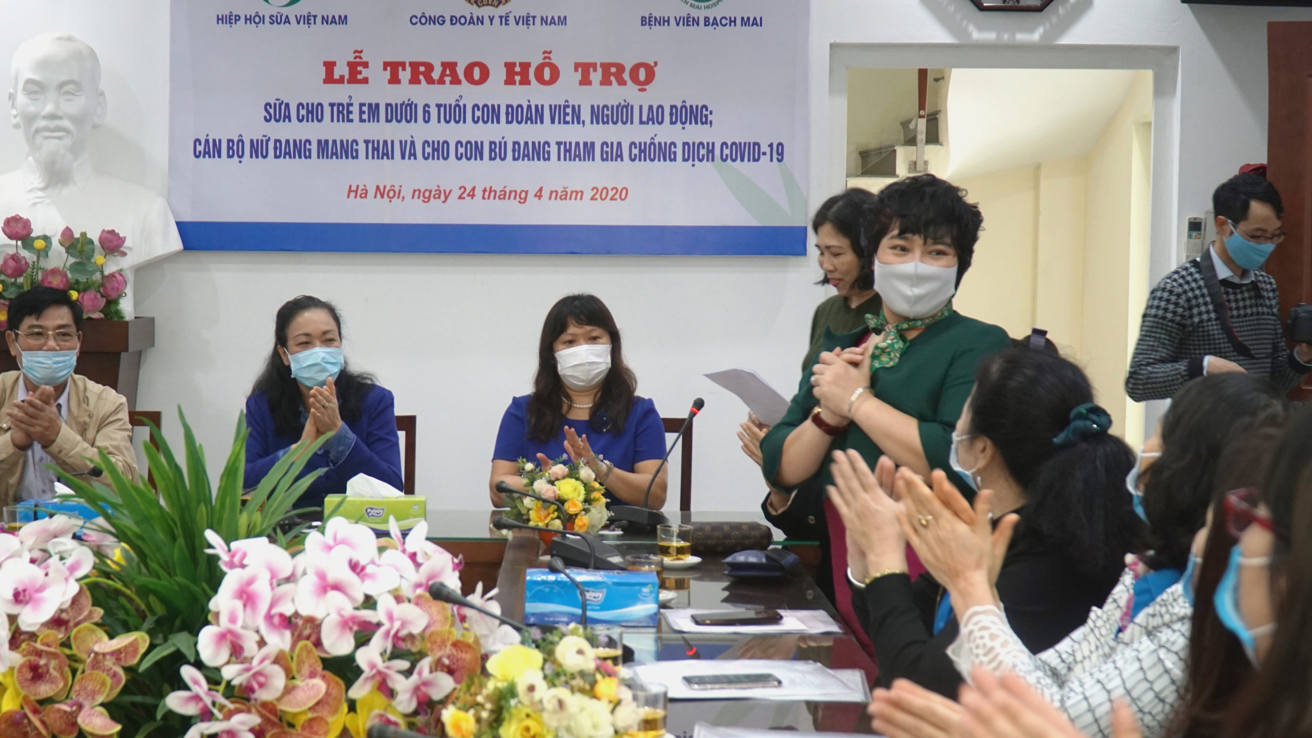 Nutricare trao tặng hơn 14 nghìn suất sữa cho Công đoàn Ngành Y tế