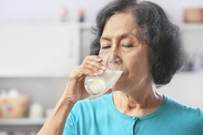 Người bệnh ung thư tuyến giáp có nên dùng sữa hay không?