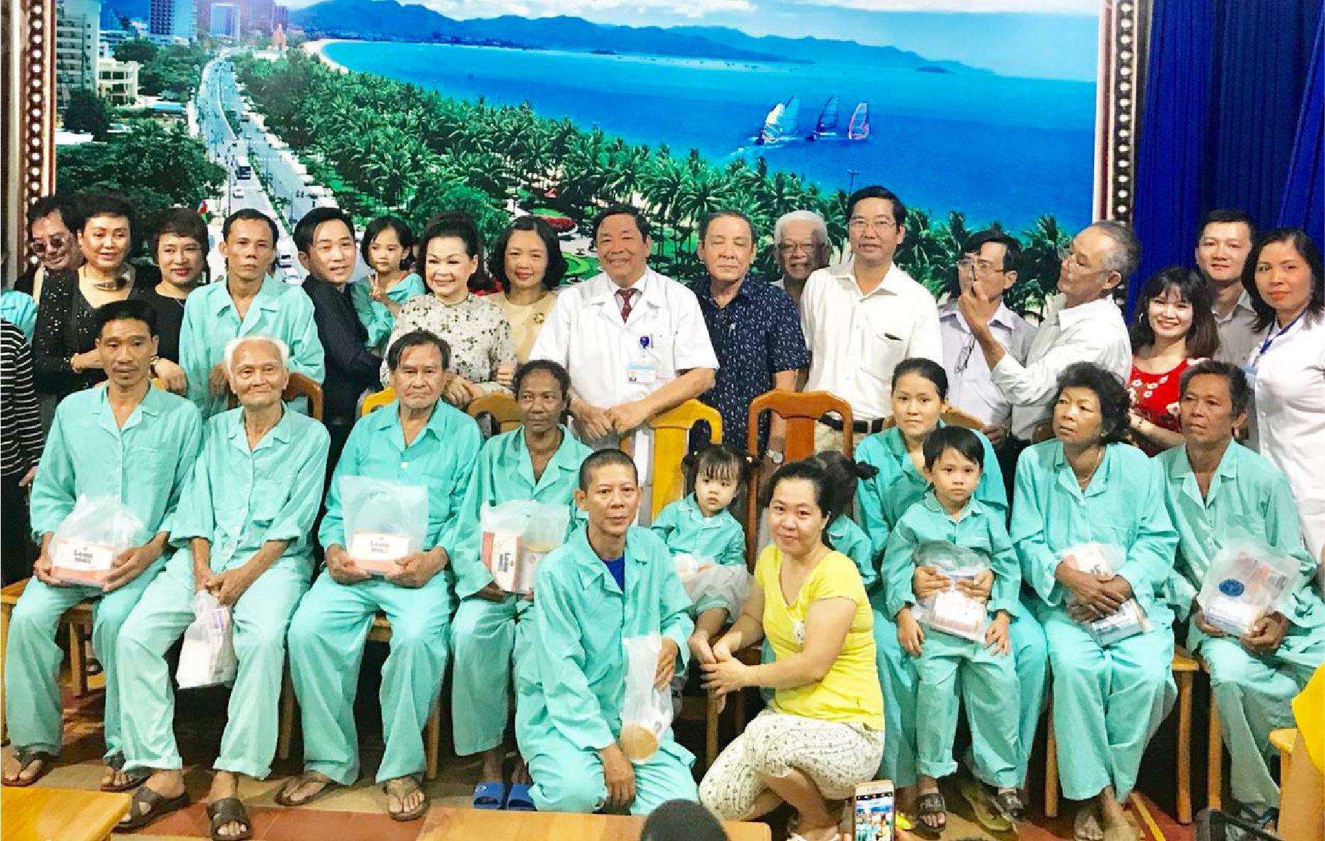 Nutricare đồng hành cùng danh ca Khánh Ly trong chương trình từ thiện “Vòng tay nhân ái”