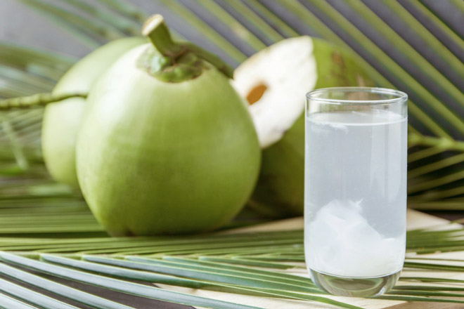 Mỗi ngày bạn không nên uống quá 3 - 4 quả dừa