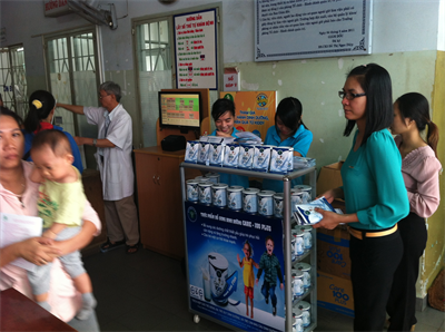 Nutricare phát sản phẩm bổ sung vi chất dinh dưỡng cho trẻ em nghèo tại Tp Hồ Chí Minh