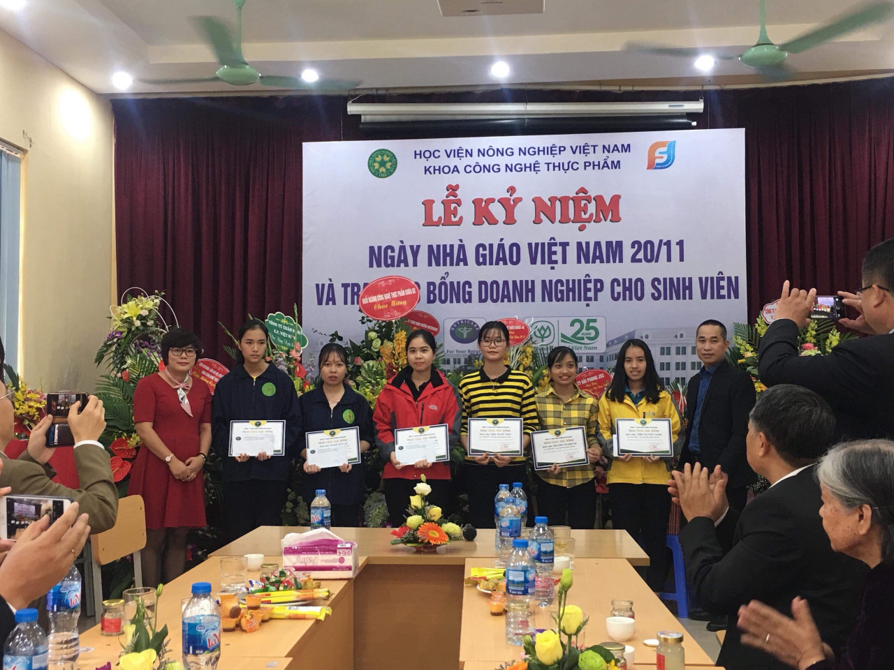 Nutricare trao 22 suất học bổng cho sinh viên nghèo vượt khó Khoa CNTP – Học viện Nông Nghiệp Việt Nam Nhân ngày 20/11