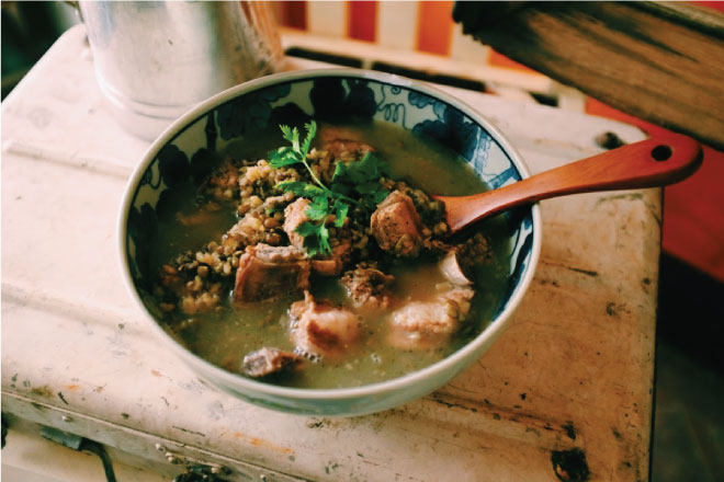 Canh sườn non đậu xanh tía tô hỗ trợ người mới ốm dậy mau khỏe