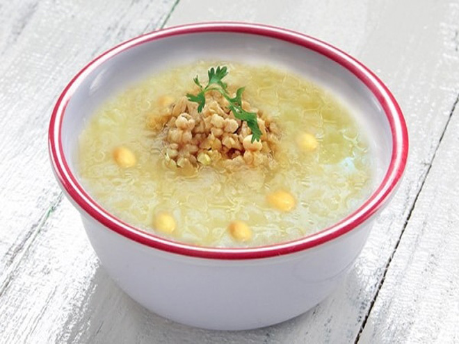 Cháo hạt sen thịt bò giúp người già an thần, ngủ ngon