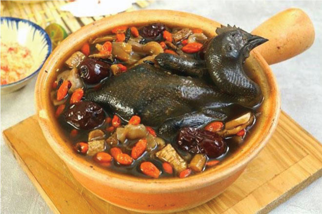 Canh gà ác hầm thuốc bắc giúp phục hổi sức khỏe