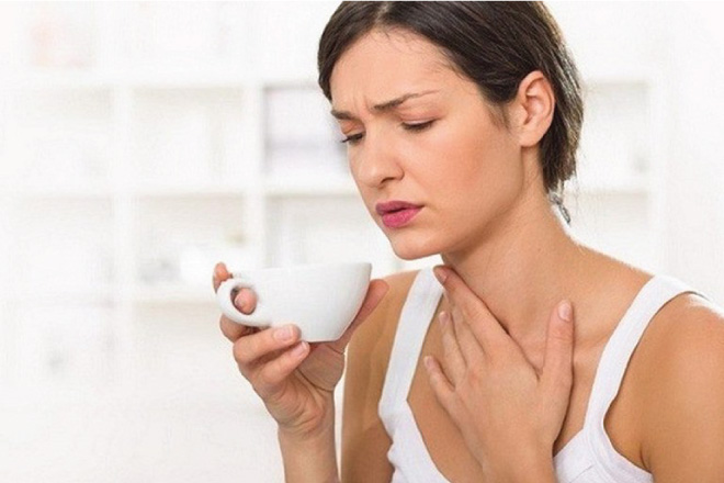 Khó nuốt là một trong những triệu chứng điển hình của u tuyến giáp thùy trái