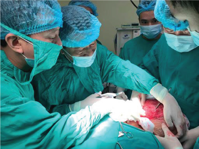 Điều trị ung thư tuyến giáp bằng cách phẫu thuật cắt bỏ