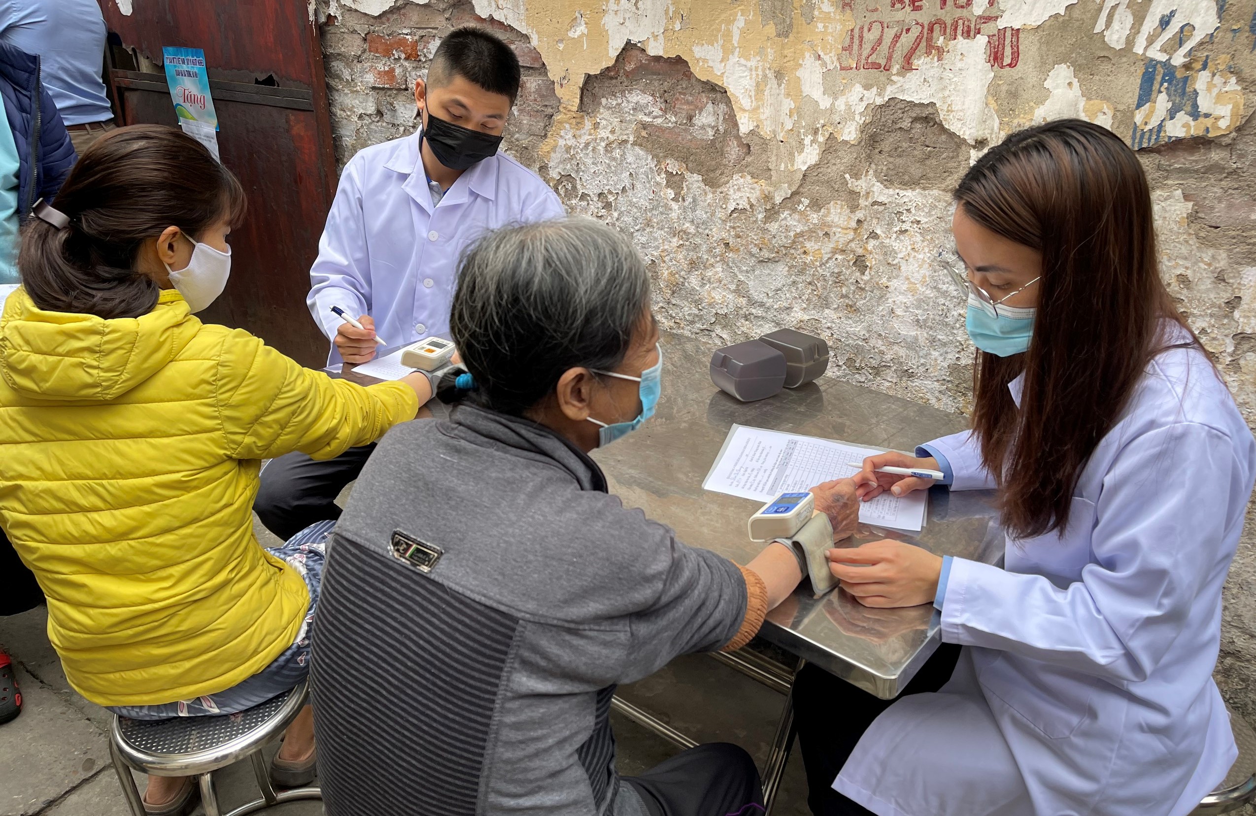 Nutricare gave 25,000 glasses of milk to patients in Bach Mai’s  people with kidney disease village