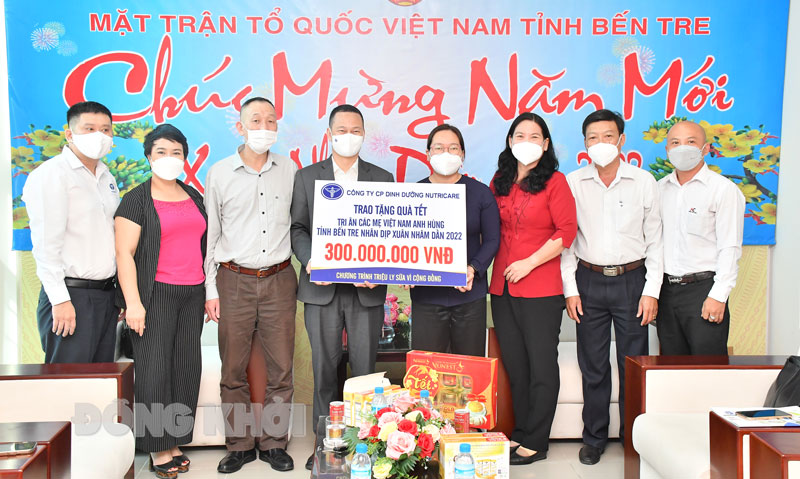 Công ty Cổ phần Dinh dưỡng Nutricare tặng quà Tết cho Mẹ Việt Nam anh hùng