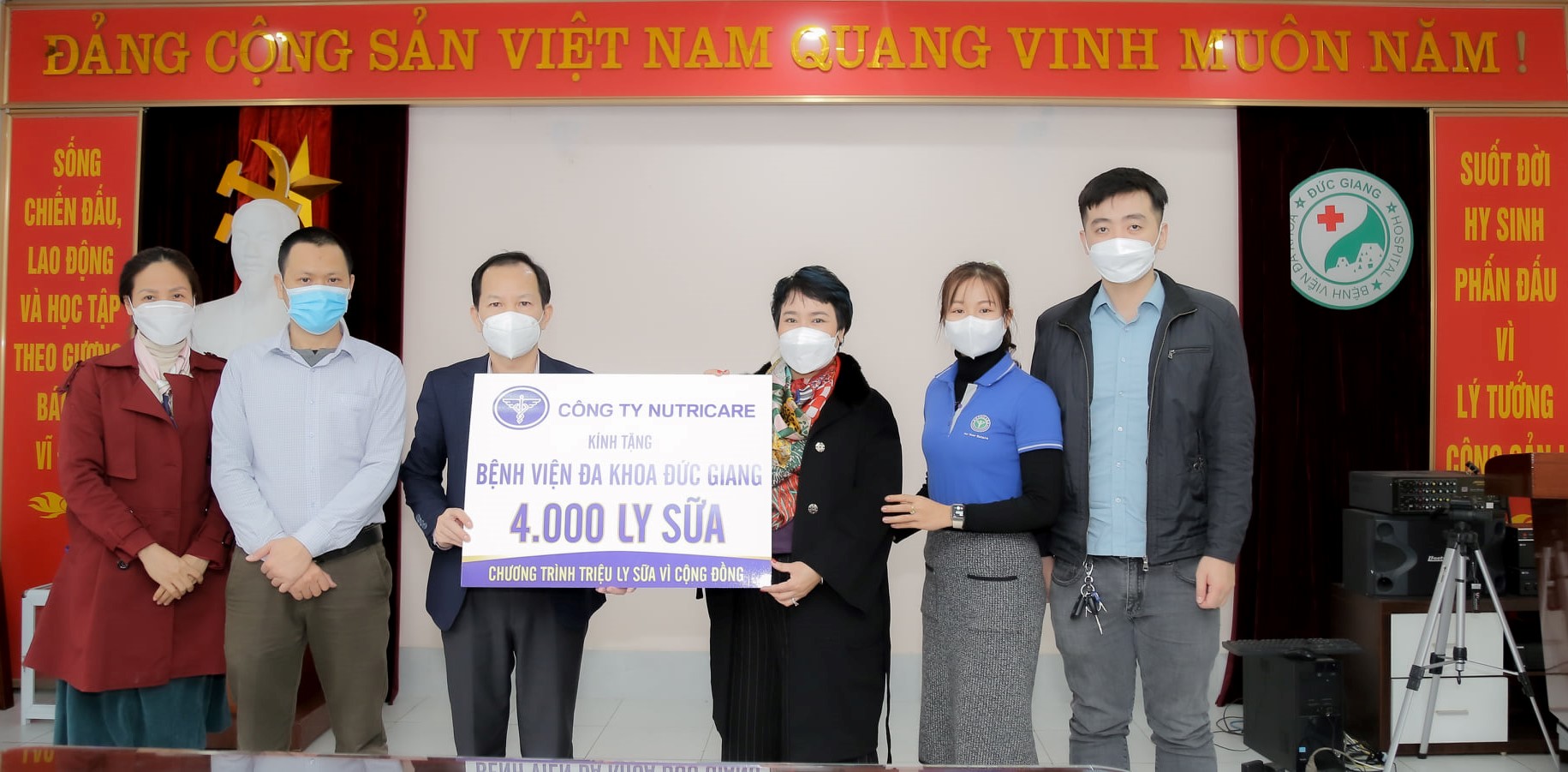 Nutricare trao tặng 4000 ly sữa cho bệnh nhân điều trị Covid-19 tại Bệnh viện Đa khoa Đức Giang