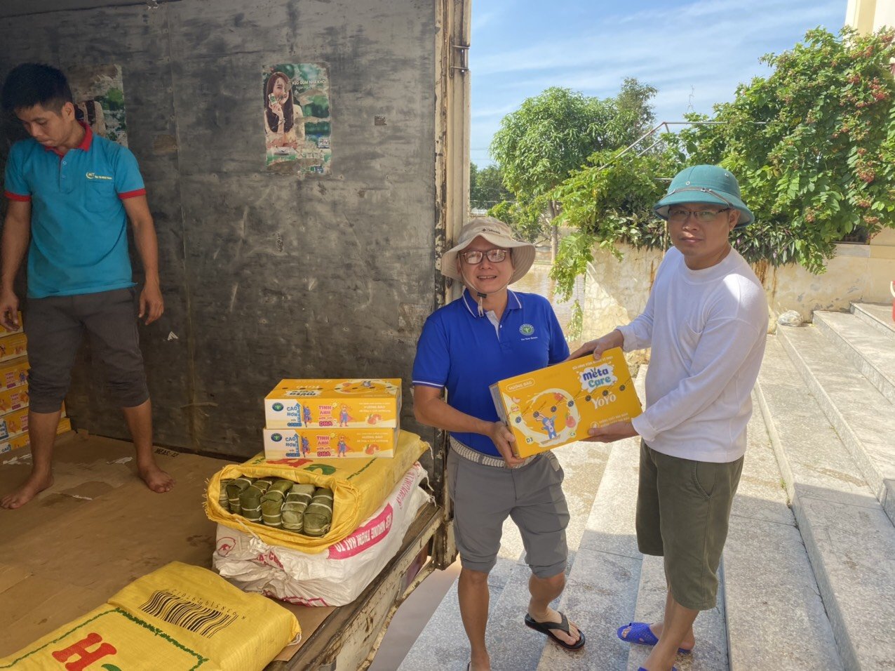 Nutricare provided 1.5 billion vnd to help the people of Central Vietnam overcome the historic flood
