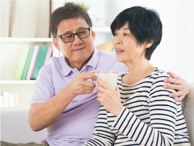 Người già nên uống sữa mỗi ngày