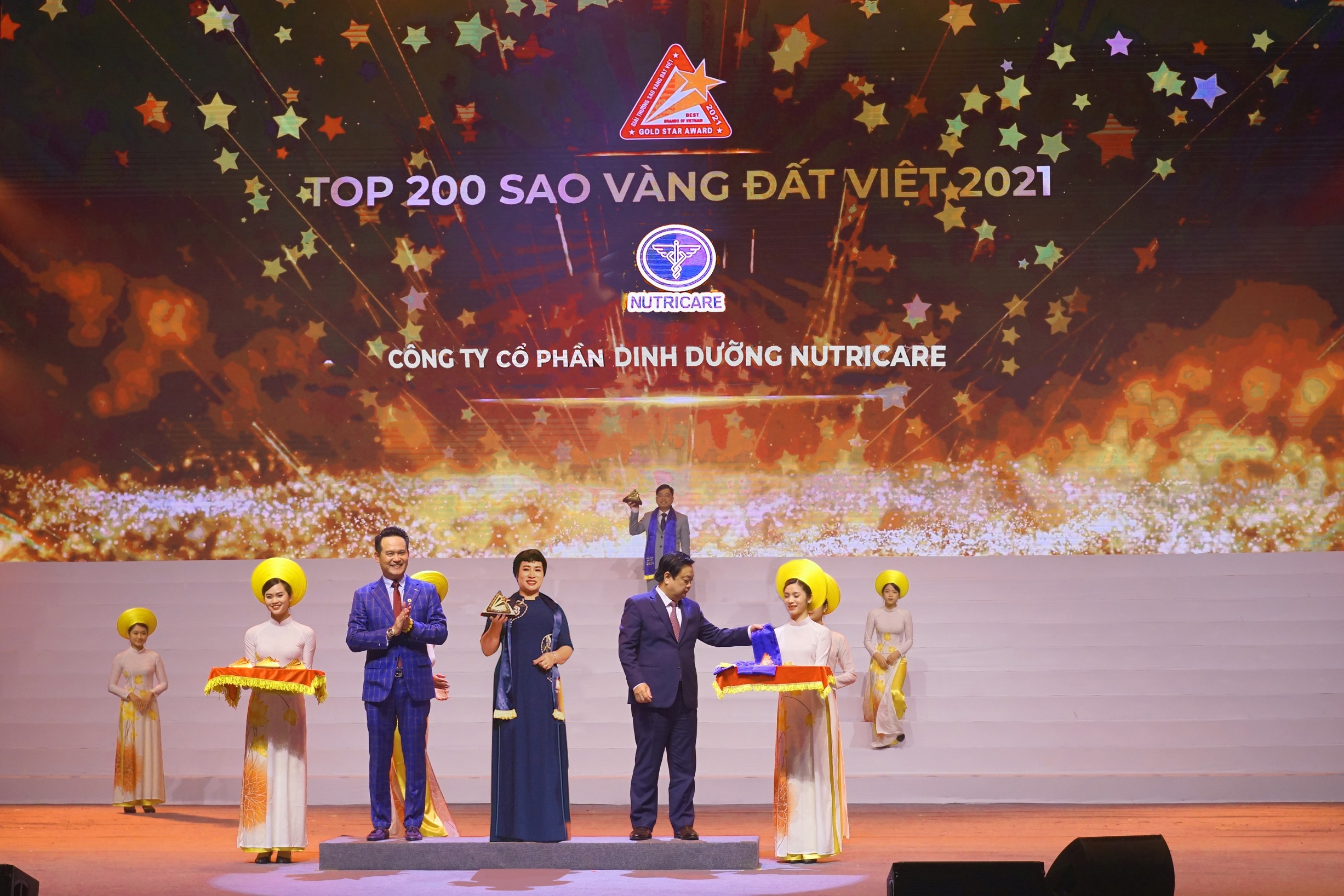 Nutricare đạt giải thưởng Top 200 “Sao Vàng đất Việt”