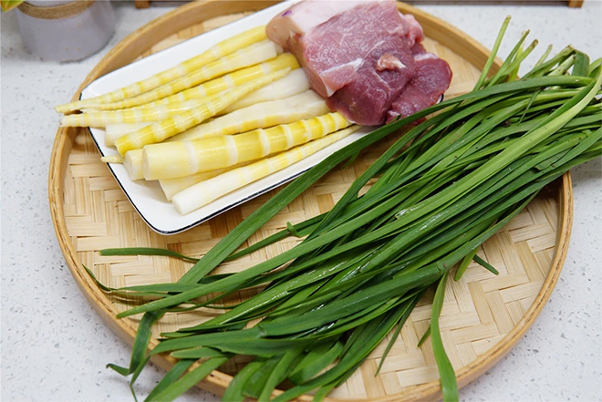Măng kết hợp với lá hẹ