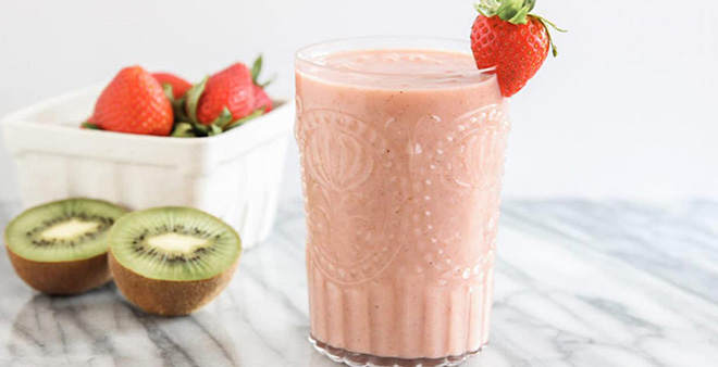 Sinh tố dâu tây và kiwi