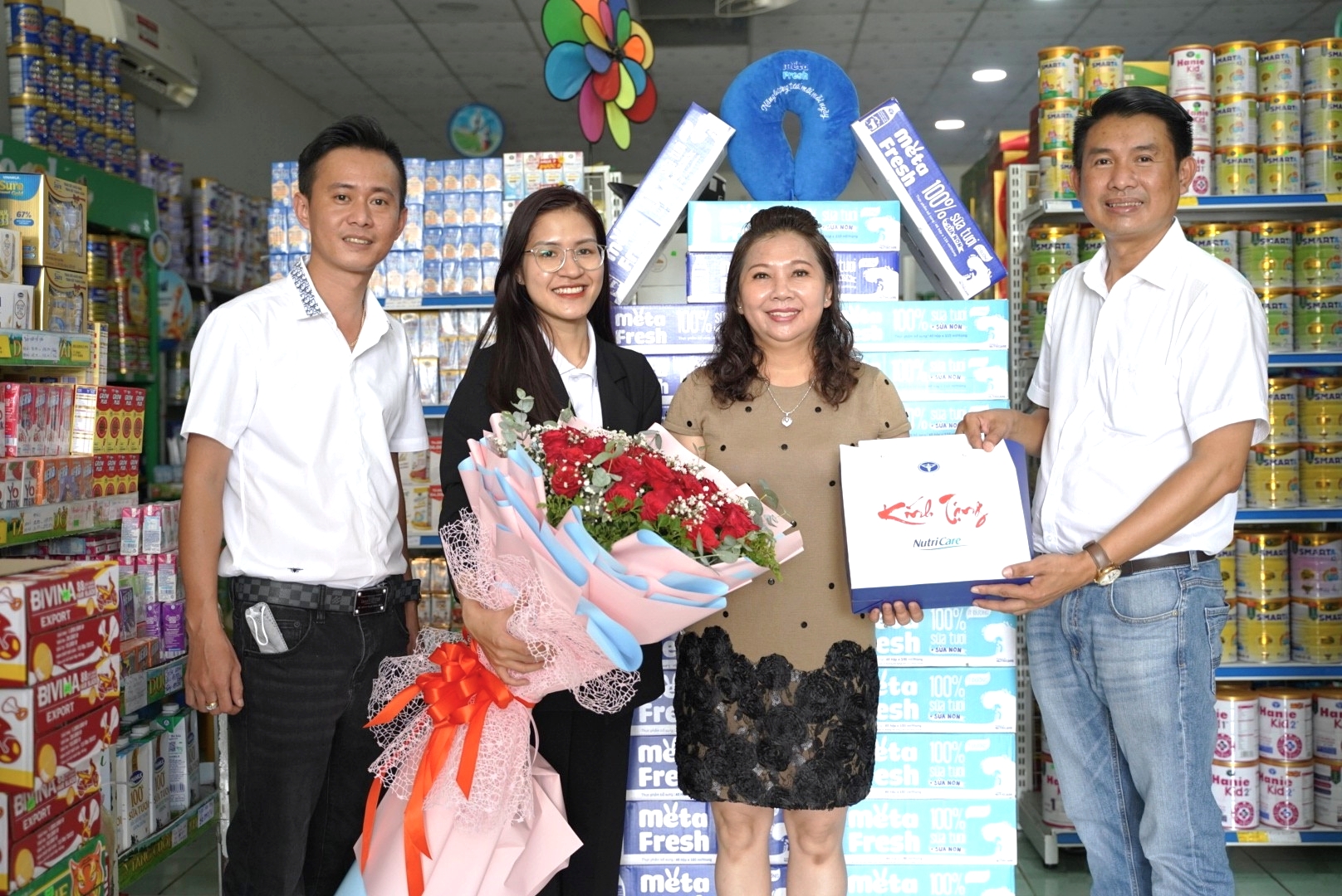 Tình cờ “bén duyên” và hành trình gắn bó với Nutricare của bà chủ cửa hàng Hồng Phượng