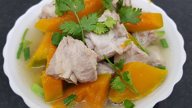 Canh xương lợn hầm bí đỏ