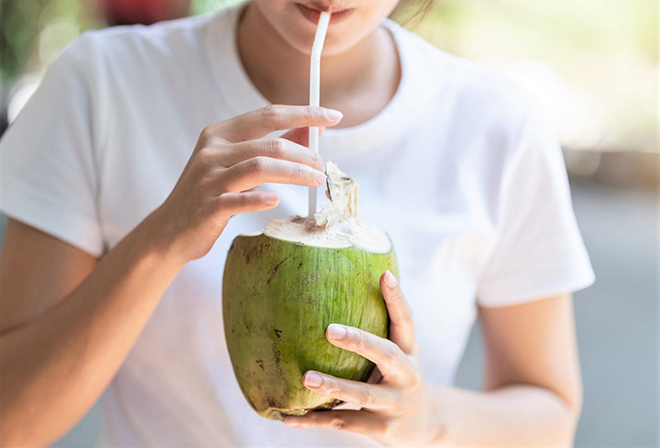 Người ốm có nên uống nước dừa? Những đối tượng cần lưu ý khi uống nước dừa?