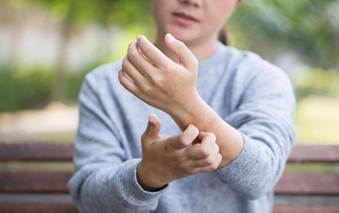 Thường xuyên cảm thấy khô và ngứa, da tay, chân