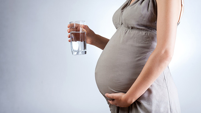 Mẹ bầu tiểu đường nên uống đủ lượng nước mỗi ngày