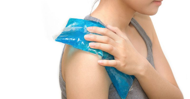 Chườm lạnh hỗ trợ giảm đau sau phẫu thuật
