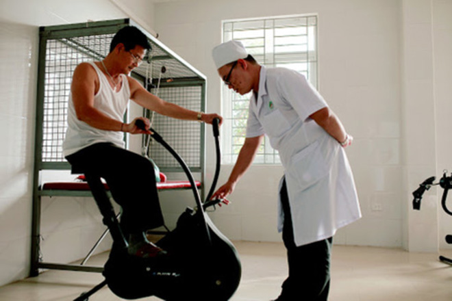 Đạp xe bằng máy đạp xe tại chỗ