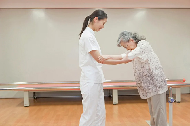 Người bệnh nên tích cực đi lại nhẹ nhàng sau phẫu thuật