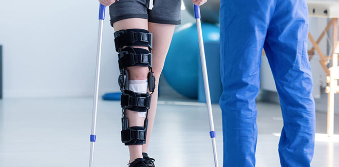 Thường xuyên luyện tập đi và đứng bằng nạng