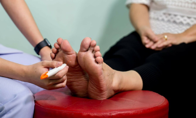 Kiểm tra các dấu hiệu mất cảm giác bàn chân