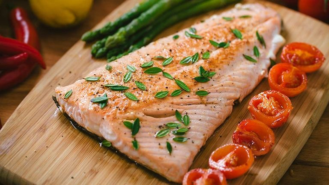 Người bệnh tiểu đường có thể ăn cá hồi với lượng phù hợp sẽ không ảnh hưởng tới đường huyết 