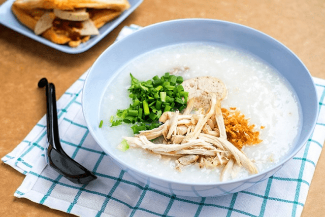 Người cao tuổi bị viêm phổi nên bổ sung cháo gà