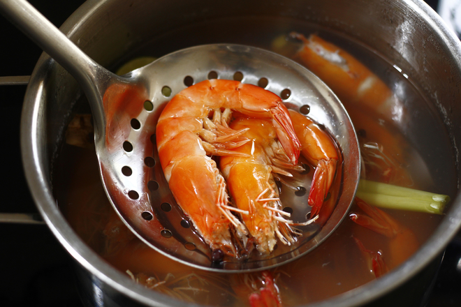 Bạn nên chế biến tôm bằng phương pháp hấp hoặc luộc để đảm bảo sức khỏe cho người tiểu đường